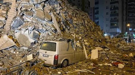 akhisar da deprem kaç şiddetinde oldu